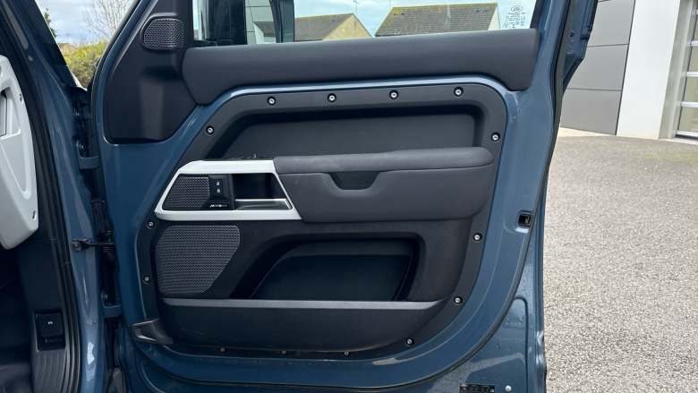 Land Rover Defender 3.0 D250 SE 110 5dr Auto Diesel Estate